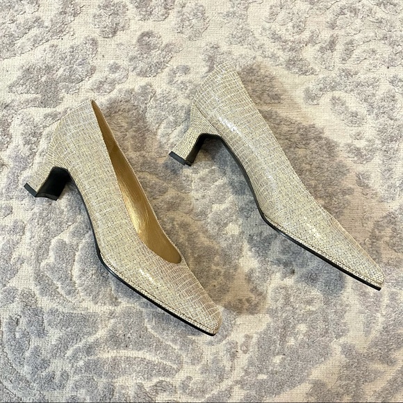 New STUART WEITZMAN Tan Patent Leather Pumps - Picture 3 of 8